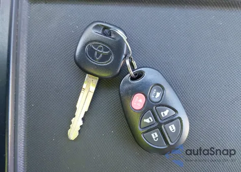 2013 Toyota Sienna Se 8 Passenger z USA, uszkodzony, nr VIN 5TDXK3DC0DS351704